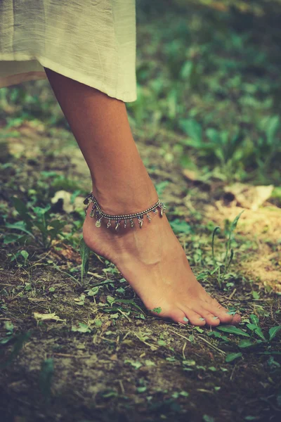 Pulseira de tornozelo mulher — Fotografia de Stock