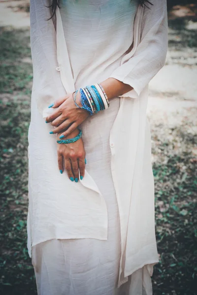 Женские руки с браслетами — стоковое фото