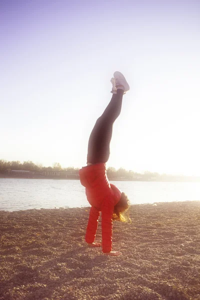 Chica en forma en el lago — Foto de Stock