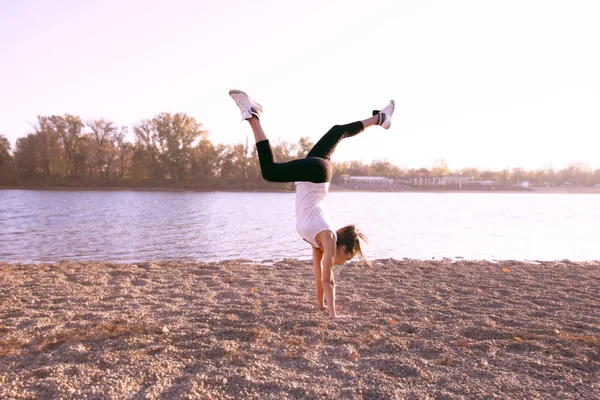 Fille en forme au lac — Photo