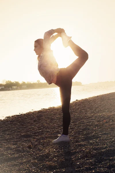 Ragazza in forma al lago — Foto Stock