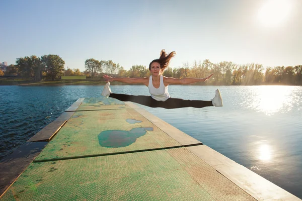 Ejercicio junto al lago — Foto de Stock