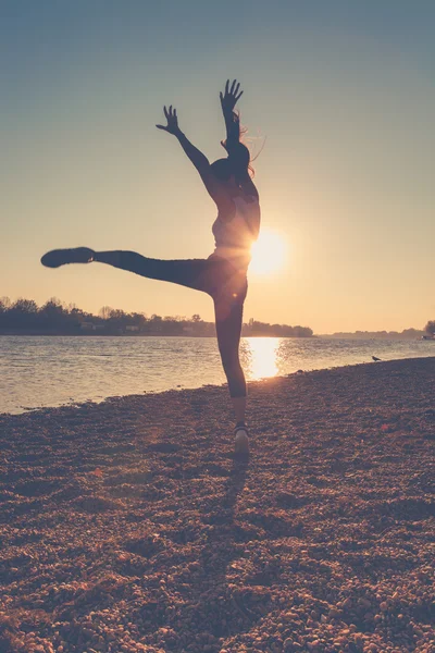 Tanz am Strand — Stockfoto