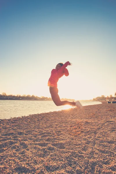 กระโดดบนชายหาด — ภาพถ่ายสต็อก