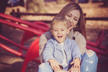 genç anne ile oğlu