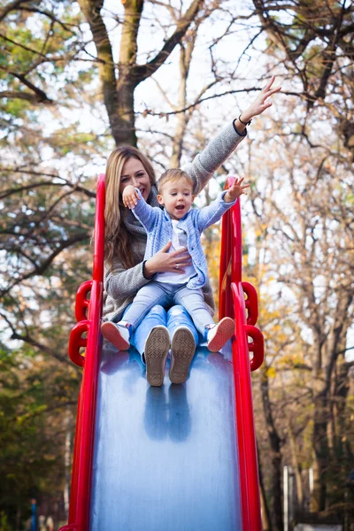 Mãe e filho jogar no parque — Fotografia de Stock
