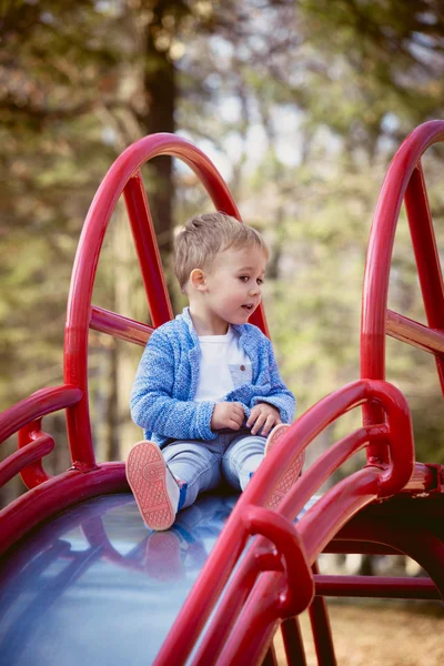 Chłopczyk na slajdzie w parku — Zdjęcie stockowe