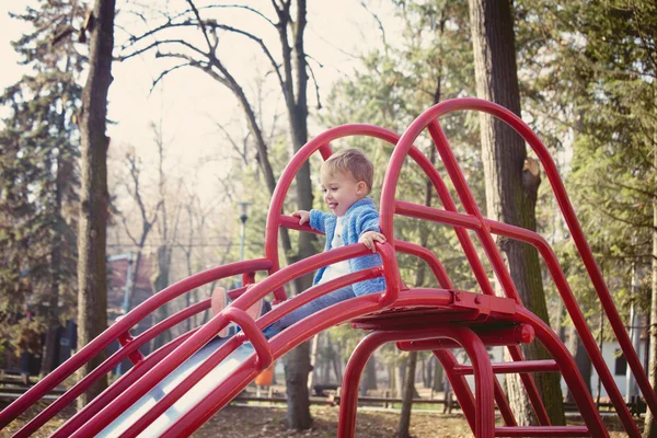 Rapaz no parque infantil — Fotografia de Stock