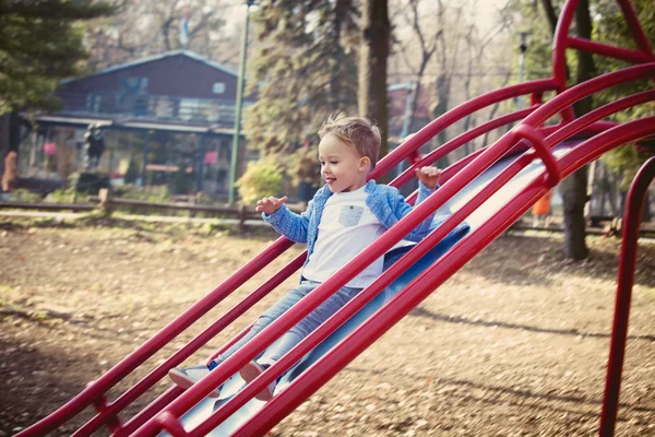 Garçon sur l'aire de jeux — Photo