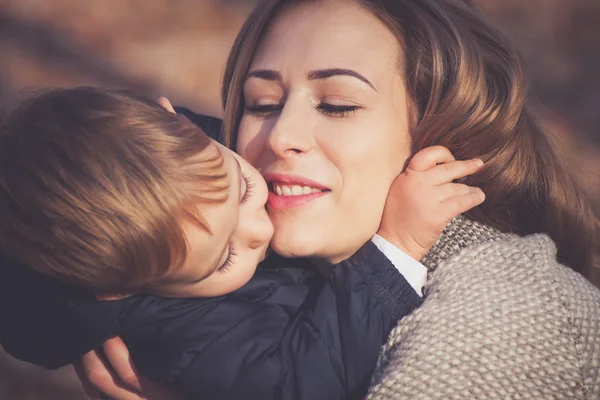 Hijo y mamá en abrazo — Foto de Stock