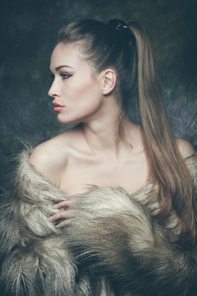 Женщина с мехом
