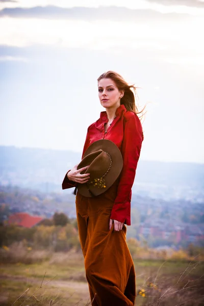 Menina da moda no topo da colina — Fotografia de Stock