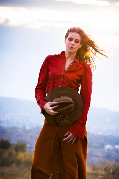Mode meisje op heuvel — Stockfoto