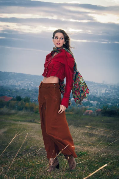 Chica de moda en la cima de la colina — Foto de Stock