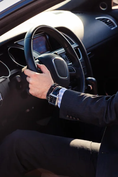 Homem elegante em seu carro — Fotografia de Stock