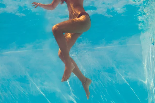 Jambes de femme sous l'eau — Photo