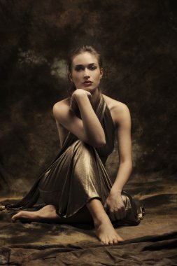 Altın elbiseli kadın