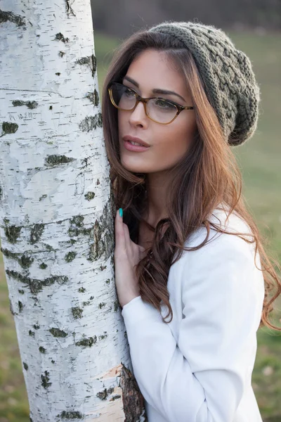 Fille avec des lunettes et bonnet de laine — Photo