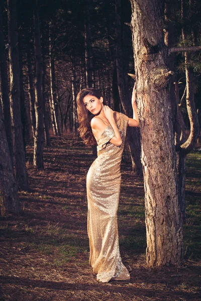 Elegant kvinna i trä — Stockfoto