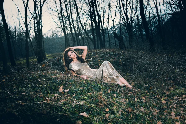 Mulher elegante na floresta — Fotografia de Stock