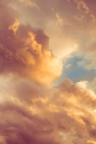 Hermosas nubes al atardecer —  Fotos de Stock