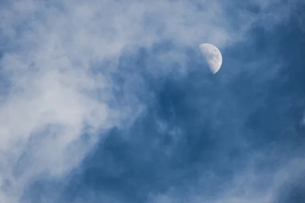 Maan door de wolken — Stockfoto