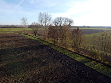 Kasımda güneşli bir günde Bavyera 'da hasat edilen tarlalar