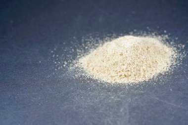 Stüdyoda siyah bir arkaplanda çekilmiş Hint pire tohumları.                     