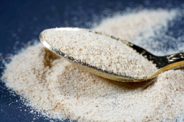 Stüdyoda siyah bir arkaplanda çekilmiş Hint pire tohumları.                    