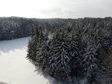 Ocak ayında Bavyera 'da kar ve günışığıyla Almanya' da kış manzarası