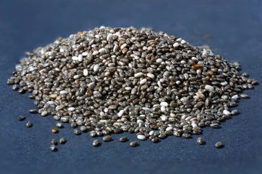 Chia tohumları stüdyoda siyah arkaplanda detaylı olarak fotoğraflandı              