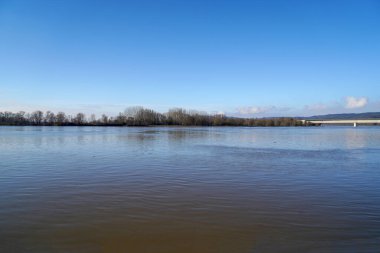 Bavyera 'daki Regensburg yakınlarındaki Geisling' de Tuna Nehri 'nde sel baskını