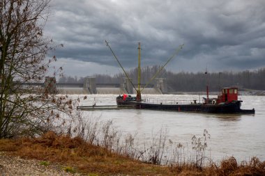 Bavyera 'daki Regensburg yakınlarındaki Geisling' de Tuna Nehri 'nde sel baskını