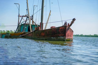 Tuna Nehri ve eski suları Regensburg yakınlarındaki Bavyera 'da fotoğraflanmıştır.                 