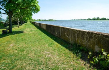 Tuna Nehri ve eski suları Regensburg yakınlarındaki Bavyera 'da fotoğraflanmıştır.                 