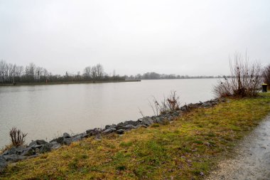 Tuna Nehri ve eski suları Regensburg yakınlarındaki Bavyera 'da fotoğraflanmıştır.