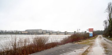 Tuna Nehri ve eski suları Regensburg yakınlarındaki Bavyera 'da fotoğraflanmıştır.