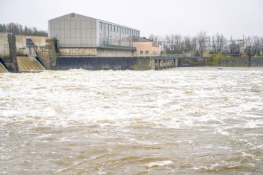 Tuna Nehri ve eski suları Regensburg yakınlarındaki Bavyera 'da fotoğraflanmıştır.