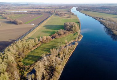 Tuna Nehri ve eski suları Regensburg yakınlarındaki Bavyera 'da fotoğraflanmıştır.