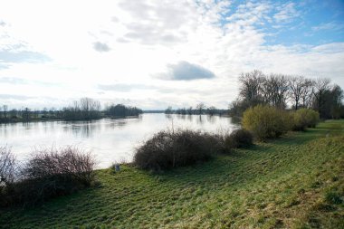 Tuna Nehri ve eski suları Regensburg yakınlarındaki Bavyera 'da fotoğraflanmıştır.