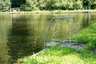 Yazın Bavyera 'daki ormandaki doğal yüzme havuzu gün ışığında fotoğraflandı.