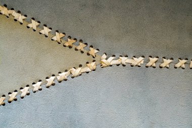 Stüdyoda çekilen grafiksel elementler arka plan için doğal ışık sağlıyor.               