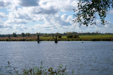 Tuna Nehri ve eski suları Regensburg yakınlarındaki Bavyera 'da fotoğraflanmıştır.