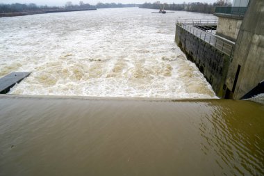 Tuna Nehri ve eski suları Regensburg yakınlarındaki Bavyera 'da fotoğraflanmıştır.