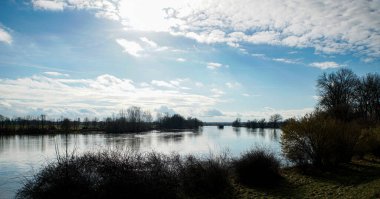Tuna Nehri ve eski suları Regensburg yakınlarındaki Bavyera 'da fotoğraflanmıştır.