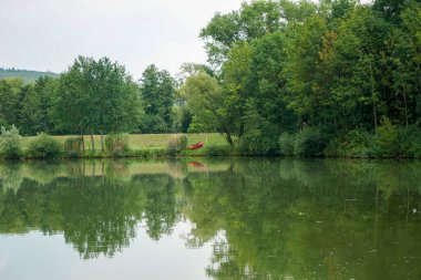 Tuna Nehri ve eski suları Regensburg yakınlarındaki Bavyera 'da fotoğraflanmıştır.