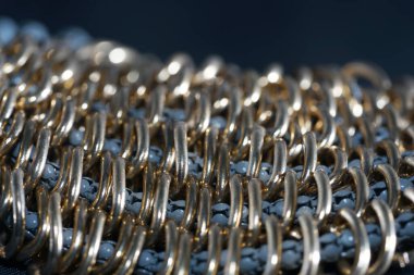 Sahte altın ve gümüşten yapılmış kostüm mücevherleri ve stüdyoda çekilmiş yapay değerli taşlar.                   