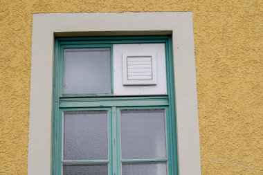 Bavyera 'daki Alman askeri kışlası Regensburg, 21 Mart' taki yıkımdan önce çekilmişti.         