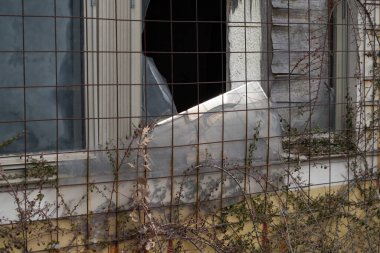 Bavyera 'daki ıssız bir binanın cam kırıkları Mart ayında telefoto lensleriyle fotoğraflanmış.
