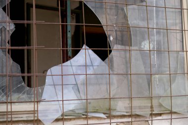 Bavyera 'daki ıssız bir binanın cam kırıkları Mart ayında telefoto lensleriyle fotoğraflanmış.